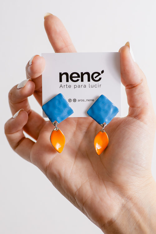 Nené azul y naranja