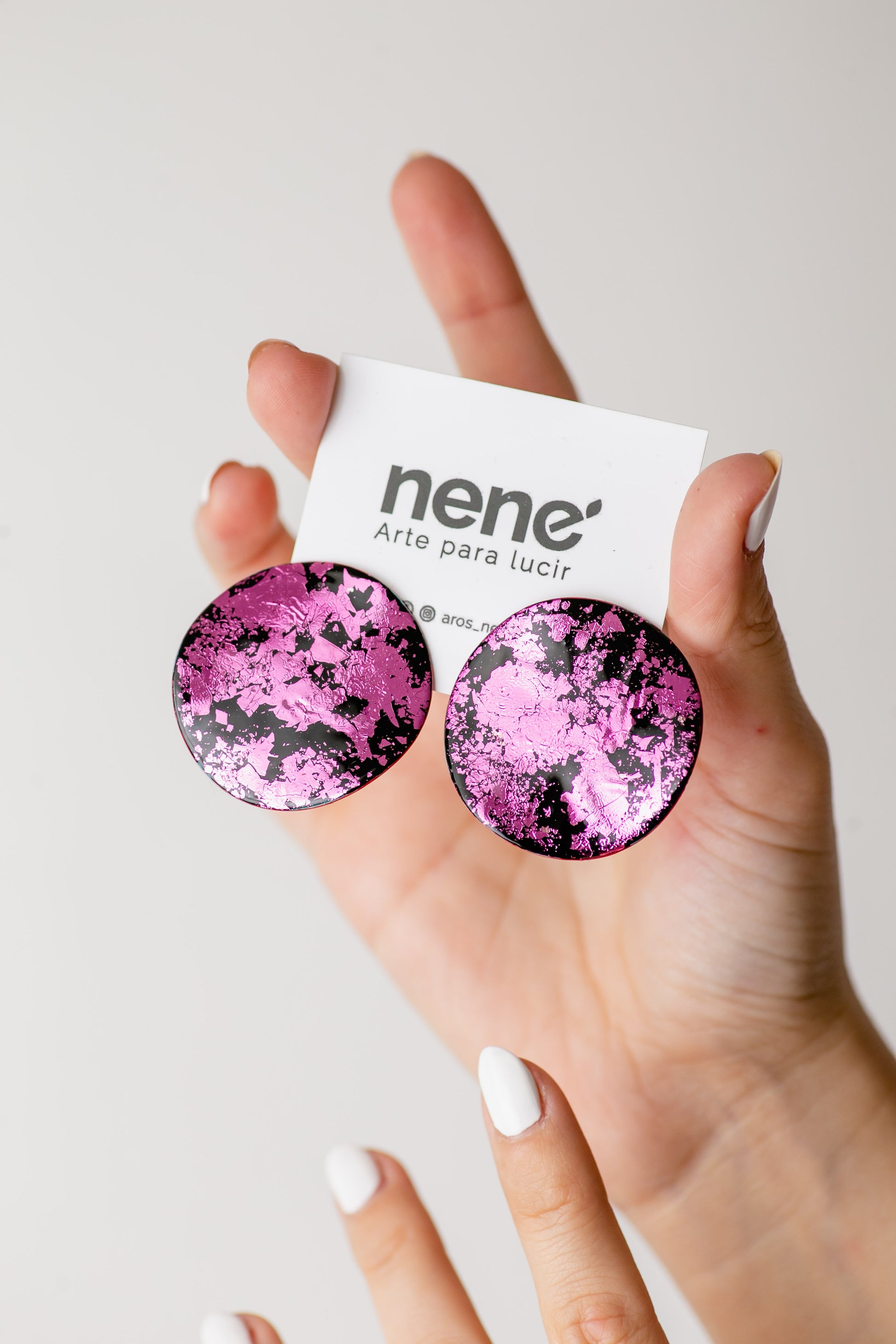 Nené círculo negro con fucsia metalizado