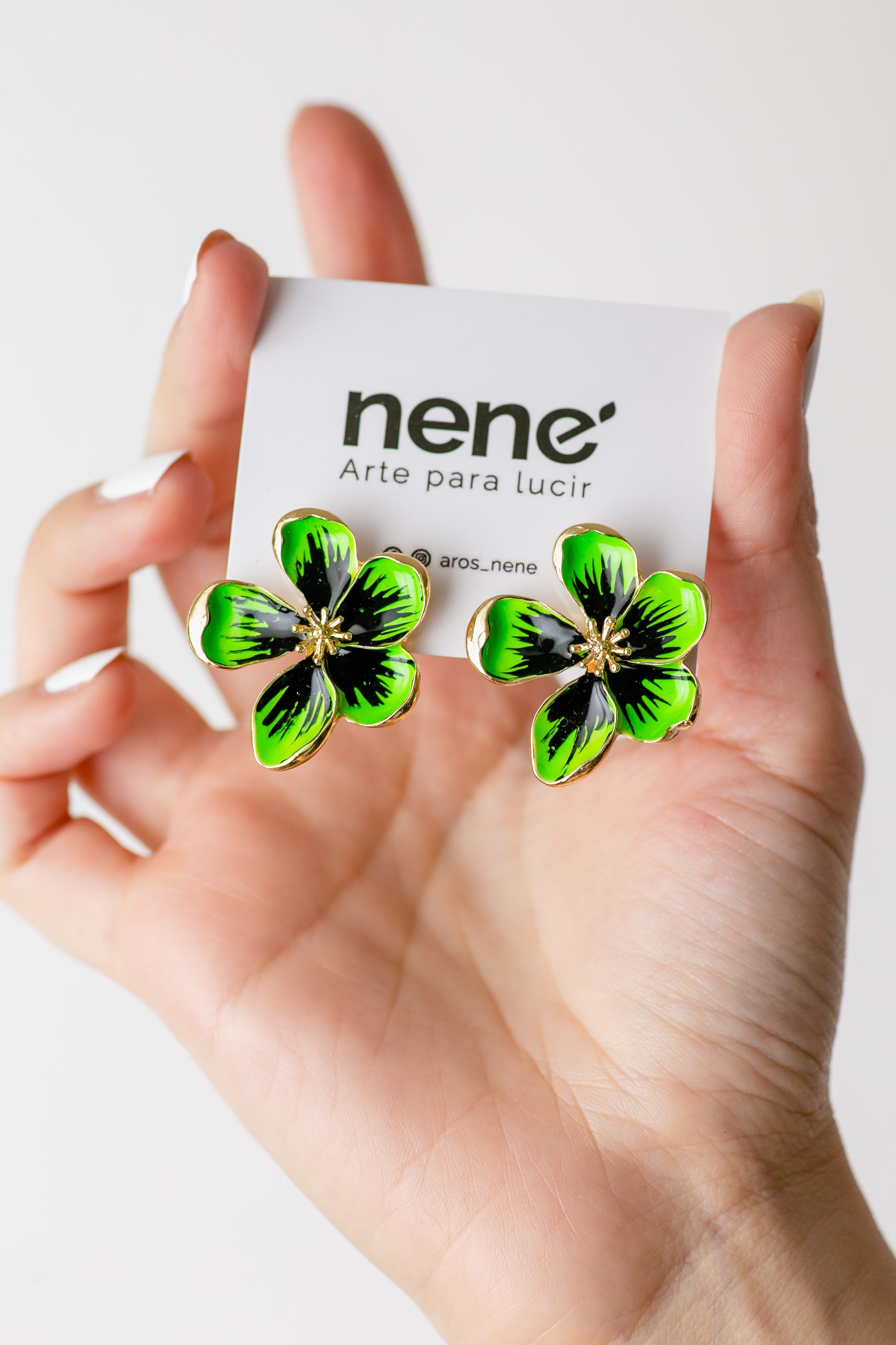 Nené dorado flor verde con negro